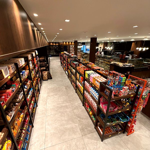 Secao de conveniencia da Gentil Panificadora com produtos variados nas prateleiras
