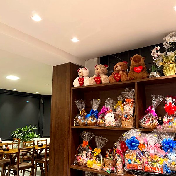 Prateleira de cestas de presentes e chocolates na Gentil Panificadora