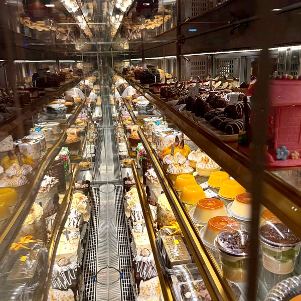 Vitrine de bolos, tortas e doces artesanais da Gentil Panificadora em Colombo